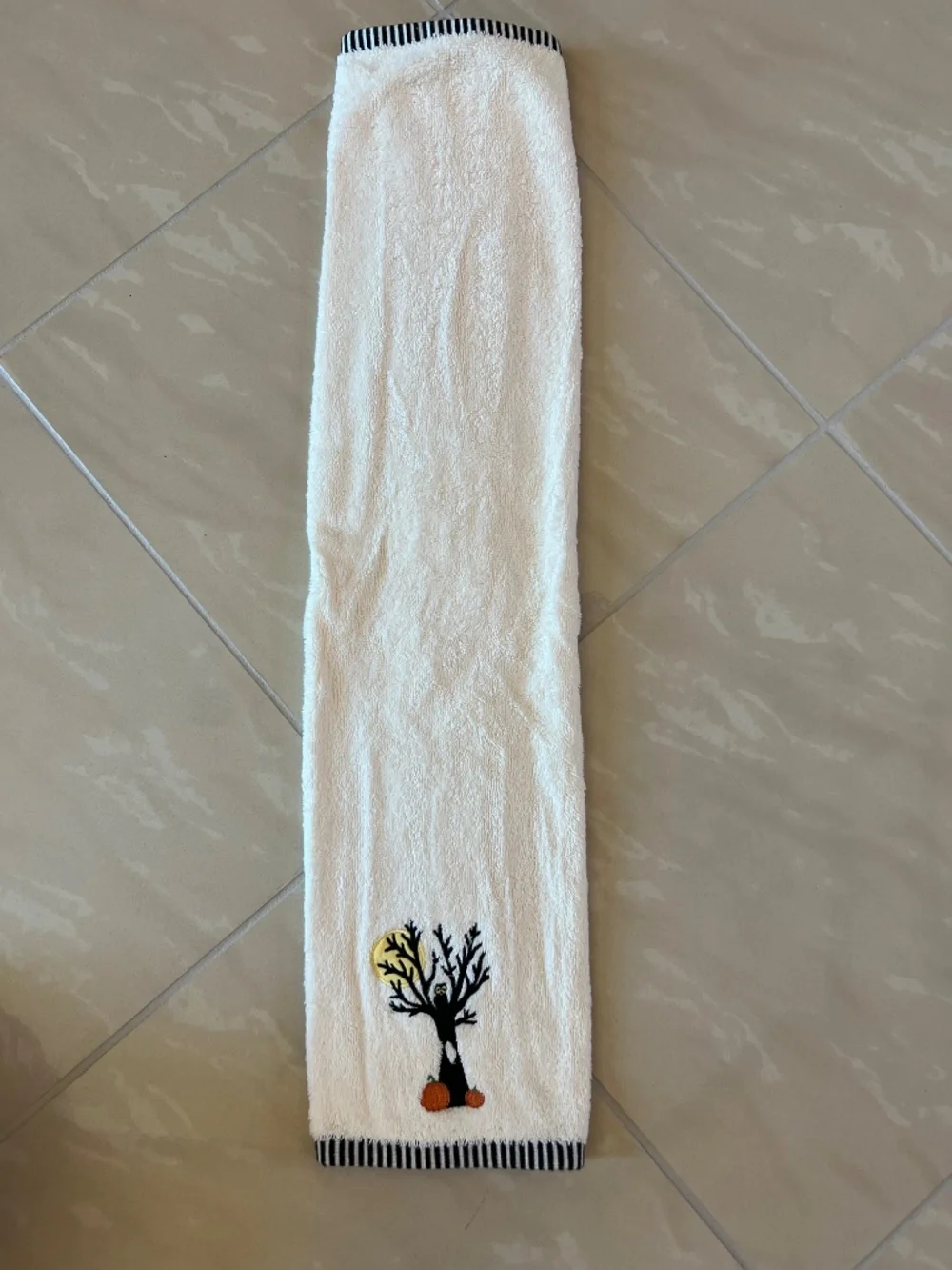 #2917 Embroidered Halloween Twiggy Tree with pumpkins Fingertip Towel set